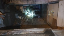 Yoldan çıkan otomobil binanın en alt katına uçtu