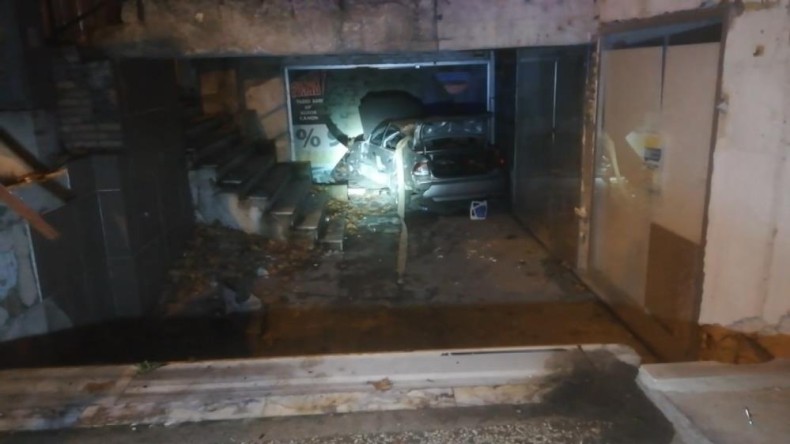 Yoldan çıkan otomobil binanın en alt katına uçtu