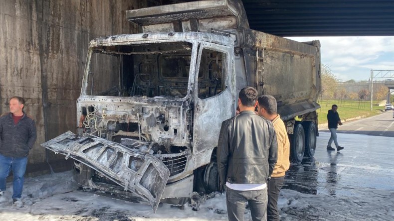 Tamire giden kamyon D-100’de alev alev yandı