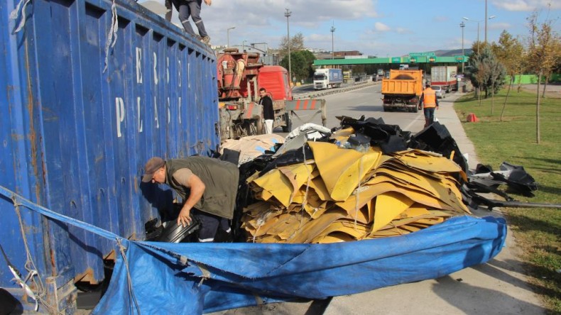 TEM’de hurda yüklü kamyon devrildi