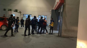 Sedyeden inip gazetecilere saldırdı