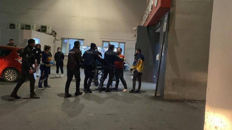 Sedyeden inip gazetecilere saldırdı