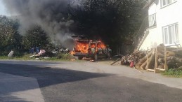 Park halindeki otomobil alev alev yandı