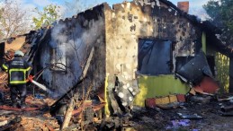 Alışverişe çıkan yaşlı adamın evi kül oldu