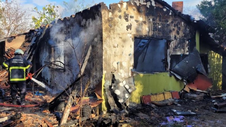 Alışverişe çıkan yaşlı adamın evi kül oldu