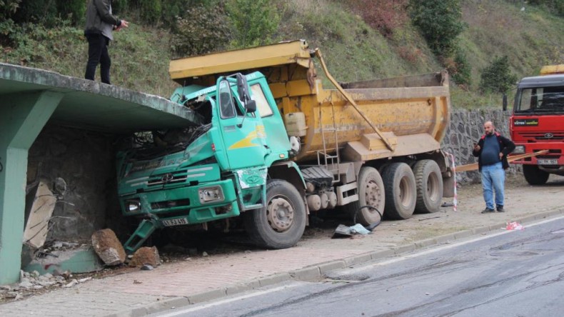 Kamyon beton merdivene çarptı: 1 ölü