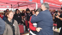 O anlar yürekleri burktu: Kalp krizinden ölen babasının polis yeleğiyle törene katıldı