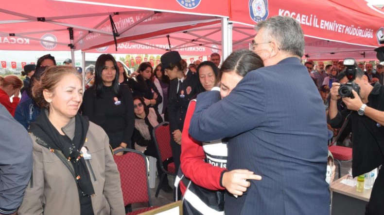 O anlar yürekleri burktu: Kalp krizinden ölen babasının polis yeleğiyle törene katıldı