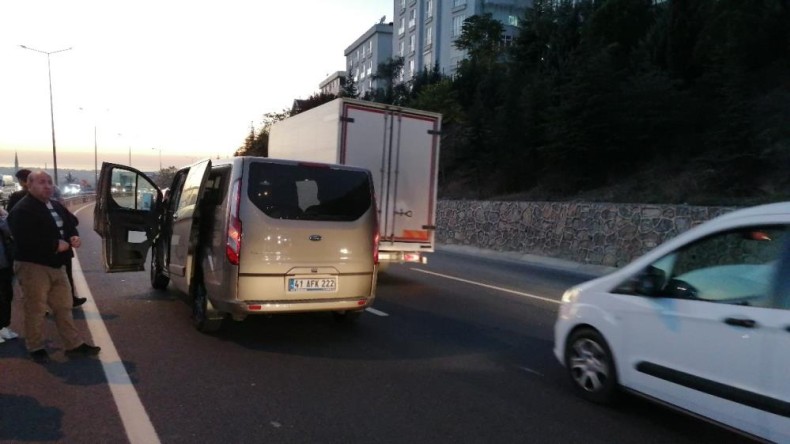 D-100’de 3 araç birbirine girdi: 1 yaralı