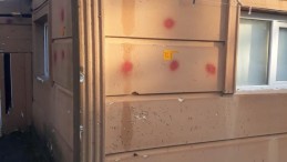 Husumetlisinin evini kundaklayıp kaçarken, ağabeyi silahla vuruldu