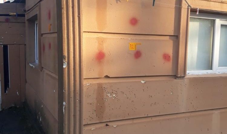 Husumetlisinin evini kundaklayıp kaçarken, ağabeyi silahla vuruldu