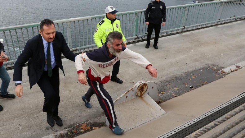 Köprüde intihar girişimi