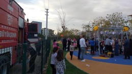 Salıncağa sıkışan çocuğu itfaiye kurtardı