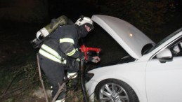 Otomobil araziye uçtu; yaralı var