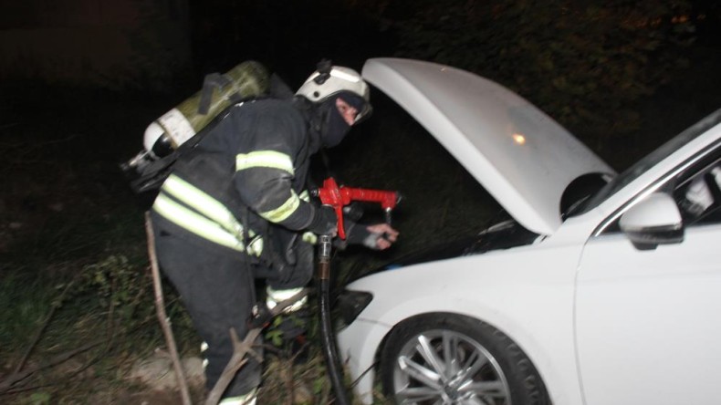 Otomobil araziye uçtu; yaralı var