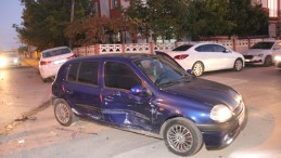 Derince’de iki otomobil çarpıştı; yaralı var