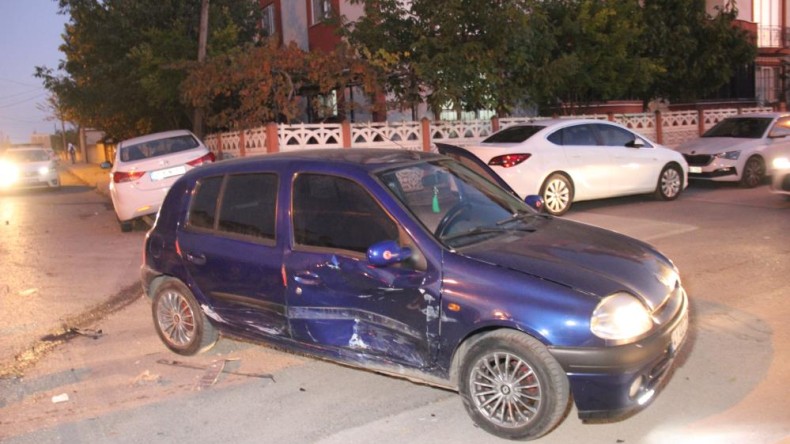 Derince’de iki otomobil çarpıştı; yaralı var