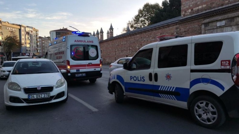 Aracının içinde uyuyakalan şahıs, ekipleri harekete geçirdi