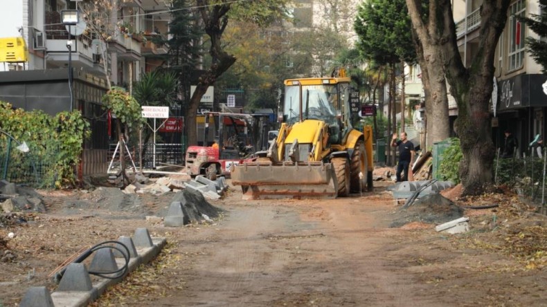 İzmit Belediyesi, Köseoğlu Sokak’ta yenileme çalışmalarına devam ediyor