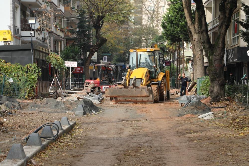 İzmit Belediyesi, Köseoğlu Sokak’ta yenileme çalışmalarına devam ediyor