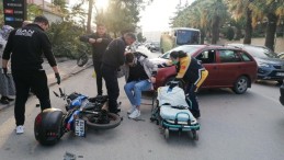 Otomobil ile çarpışan motosiklet savruldu: Yaralılar var