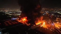 Fabrikada korkunç yangın; Kocaeli’den itfaiye sevkedildi