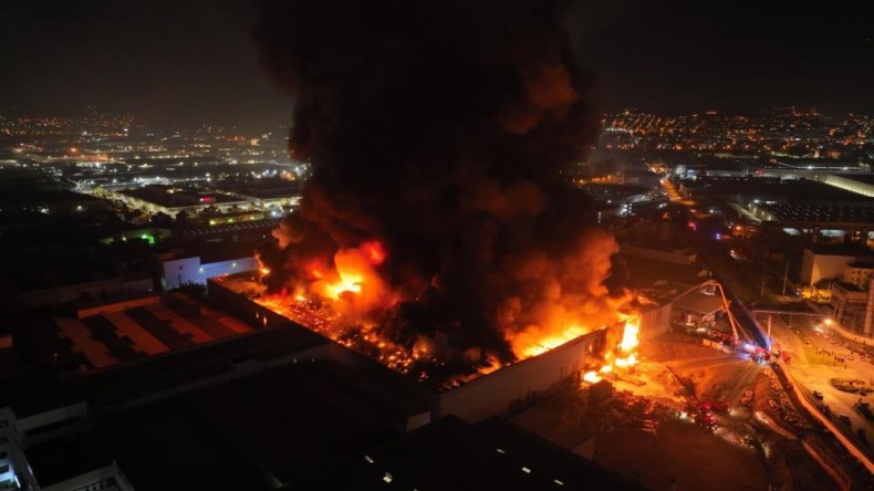 Fabrikada korkunç yangın; Kocaeli’den itfaiye sevkedildi