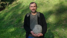 Yürürken bulduğu 11 kiloluk taşın uzaydan geldiğini düşünüyor