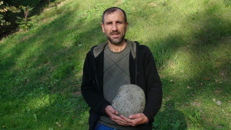 Yürürken bulduğu 11 kiloluk taşın uzaydan geldiğini düşünüyor