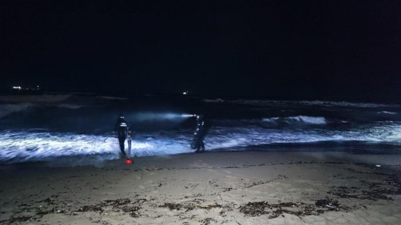 Denize giren 2 şahıstan biri kayboldu