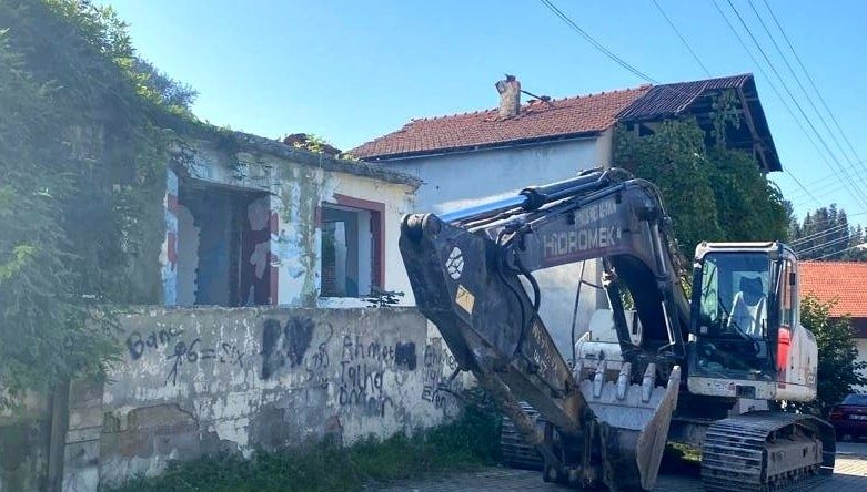 Gölcük’te 164 metruk bina yıkıldı