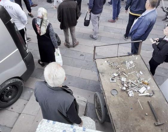 Bastığı iş yerinde 2 kişiyi silahla yaraladı