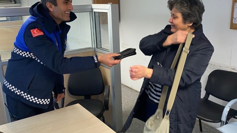Büyükşehir zabıtası kayıp cüzdanı sahibine ulaştırdı