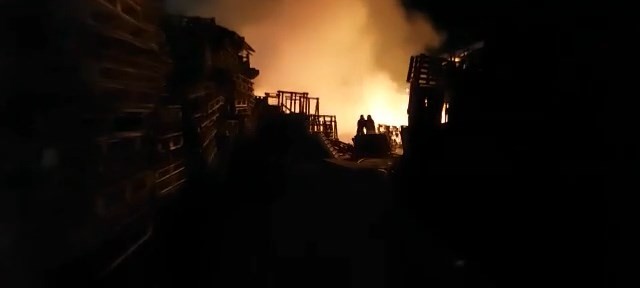 Fabrika alev alev yandı