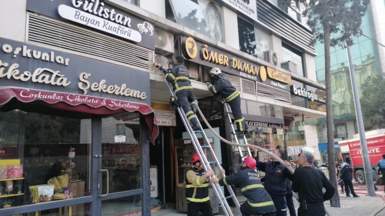 Klima motorundan çıkan yangın iş hanını dumana boğdu