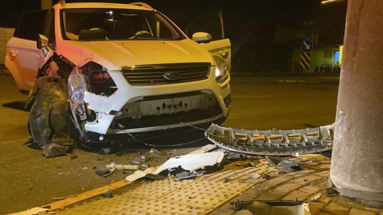 Motosikletlere çarpmamak için beton elektrik direğine çarptı