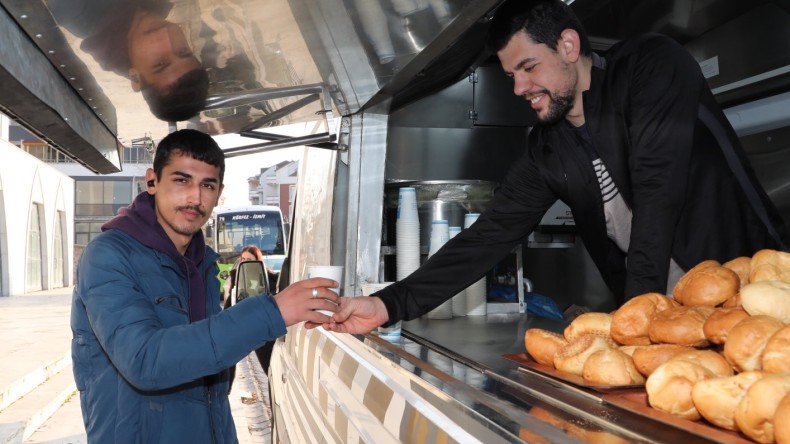 Öğrencilere sıcak çorba ikramı