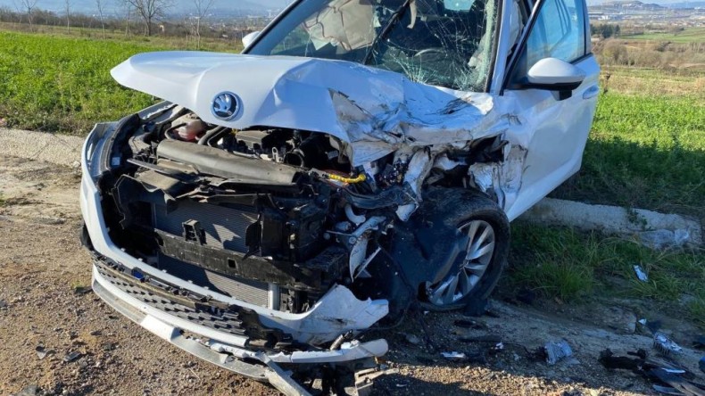 Kamyona çarpan otomobil hurdaya döndü