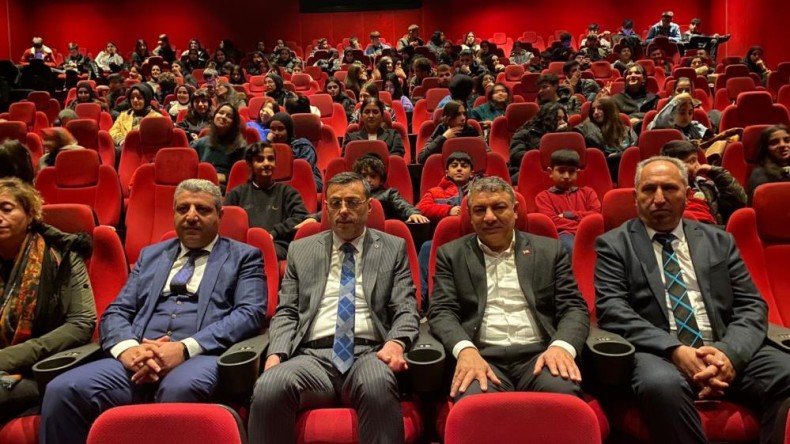 Hayatı beyaz perdeye uyarlanan milletvekili, filmi öğrenicilerle izledi
