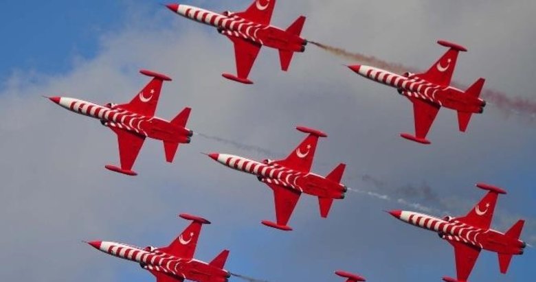 Türk Yıldızları’na ait eğitim uçağı düştü