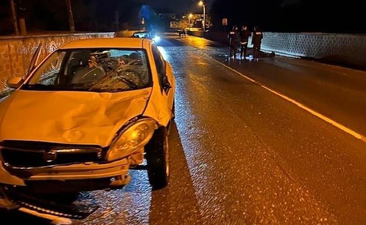 Otomobilin çarptığı at yaralandı