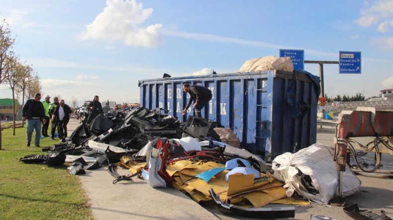 TEM’de hurda yüklü kamyon böyle devrildi
