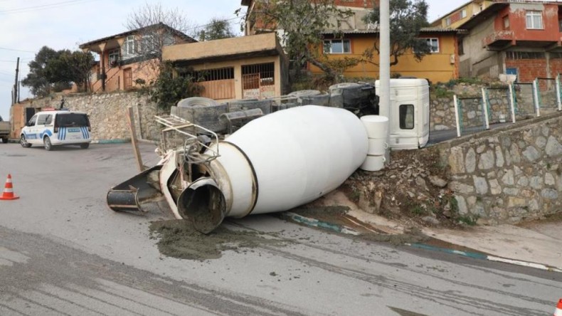 Dönüş yapan beton mikseri devrildi