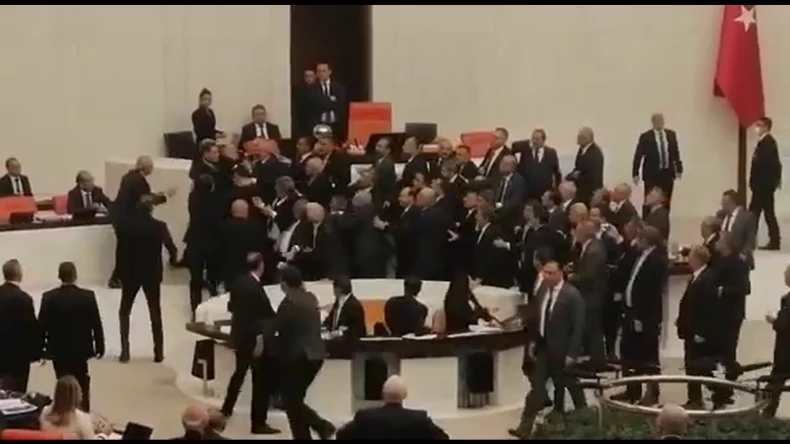 Mecliste yumruklar konuştu!