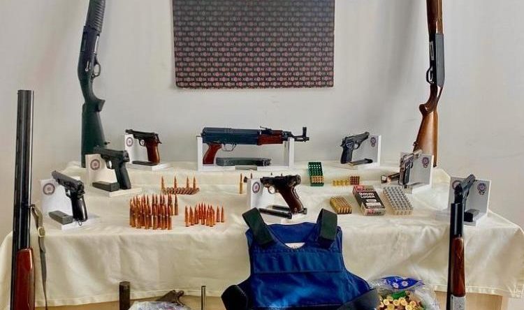 Savaşa hazırlanır gibi mühimmat saklamışlar