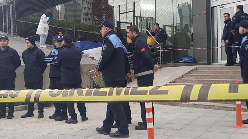 Belediye binasının çatısından düşerek hayatını kaybetti