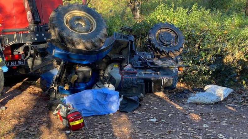 Tarlaya giderken devrilen traktörün altında hayatını kaybetti