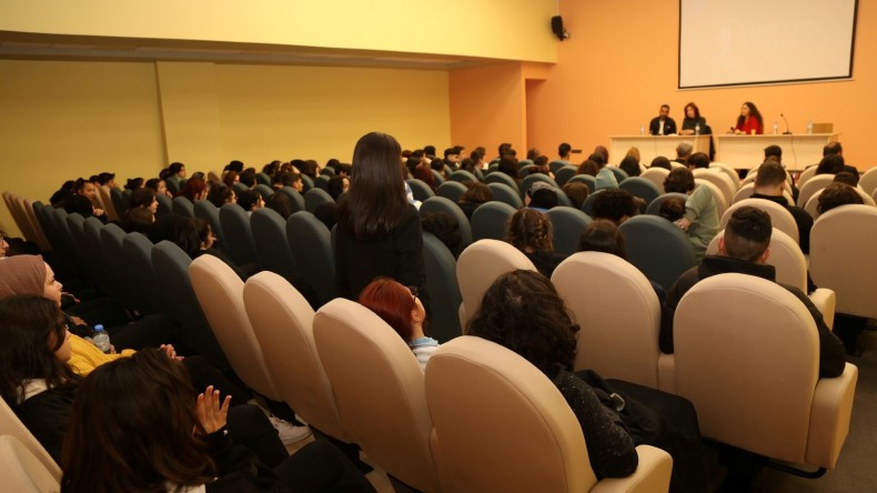 Öğrenciler Şehir Tiyatrosu oyuncularıyla buluştu