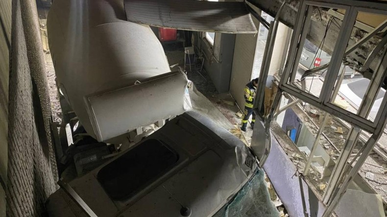 Otomobille çarpıştı 10 metre yükseklikteki köprüden uçtu