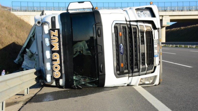Kuzey Marmara’da sebze ve meyve yüklü tır devrildi